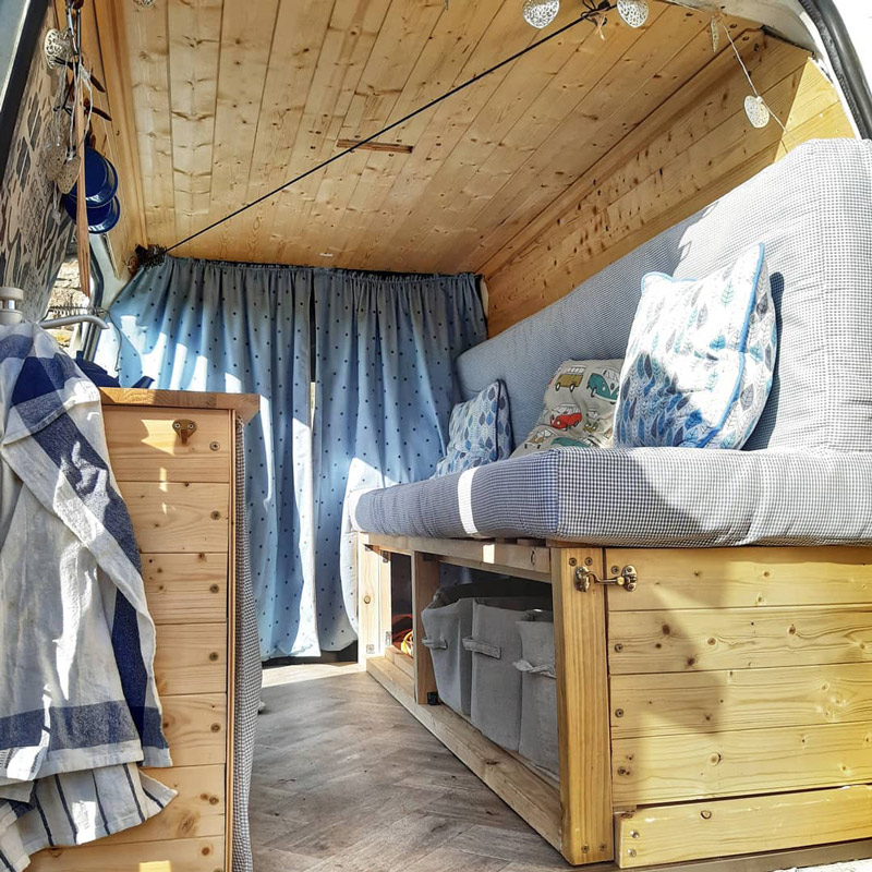 diseño de cama y banco en una caravana ford transit connect