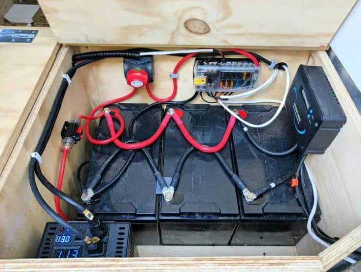 Combinando baterías para aumentar la capacidad de una instalación de paneles solares de vida útil de camionetas